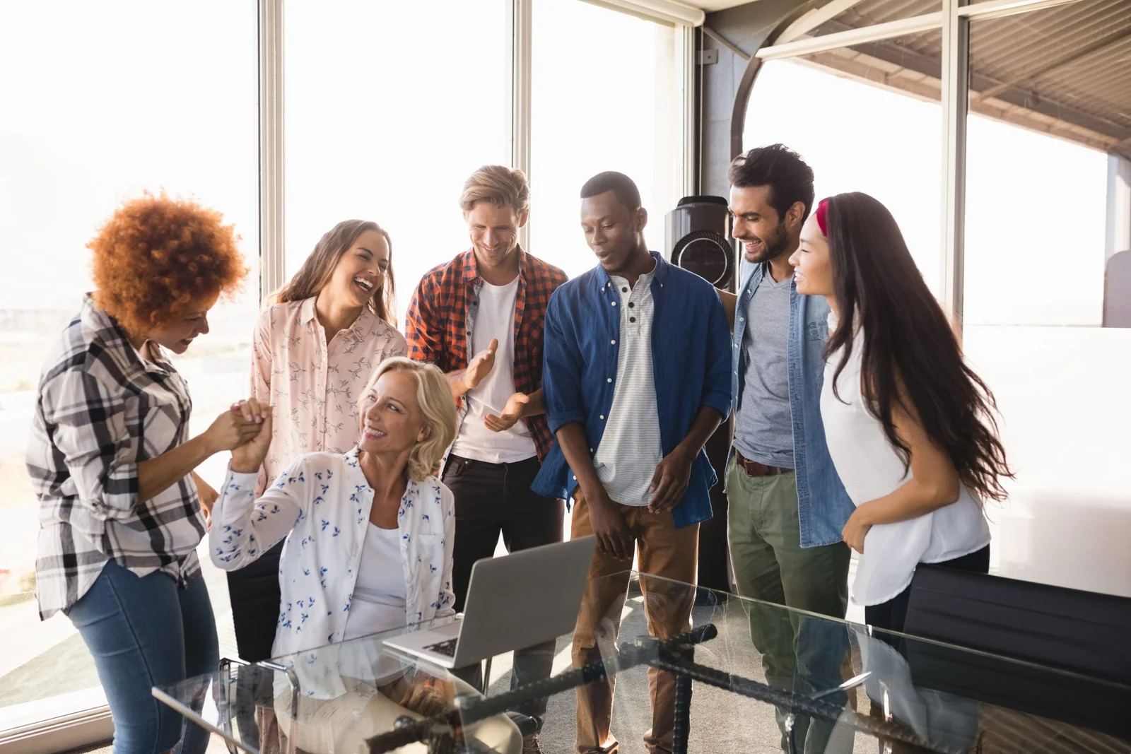¿POR QUÉ NO ENCAJO CON MIS COMPAÑEROS DE TRABAJO? DESCUBRE LAS CAUSAS Y SOLUCIONES PRÁCTICAS